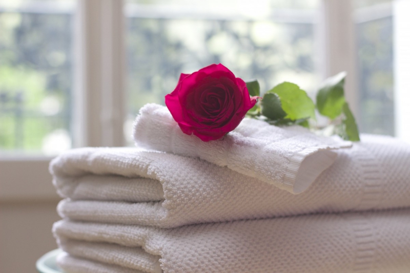 chambre-hote-LUCERAM-min_towel_rose_clean_care_salon_spa_white_bath-731641